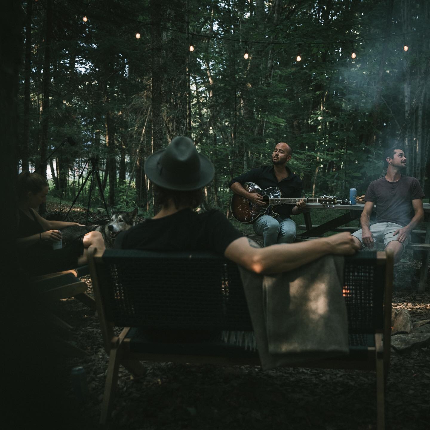 The pre-dinner fire-hang @fort_treehouse_co set the vibe for the evening&hellip;
.
.
.
📸 @bellwether.creative 
#forttreehouse #nickandbenton #vibe #bonfiresessions #thewoods #livemusic #feelthevibe #myhaliburtonhighlands #muskoka #oursound #nature #