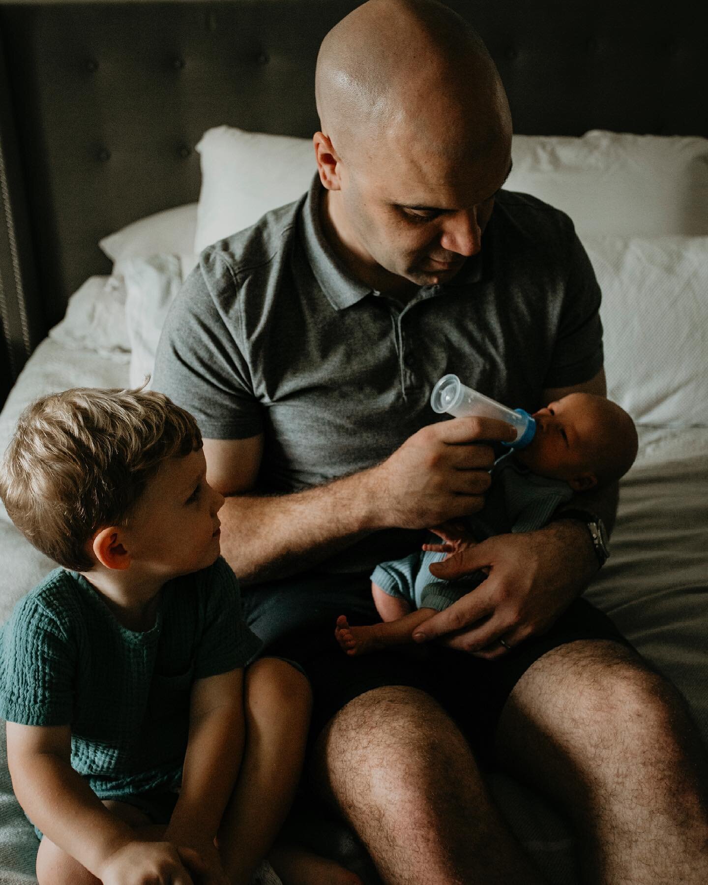 Daddy and his boys 🥰 

It always makes my heart happy to see daddy&rsquo;s being a good dad and partner during newborn sessions. Like this dad giving his wife a break and also showing his son how to help feed his baby brother. It&rsquo;s the little 