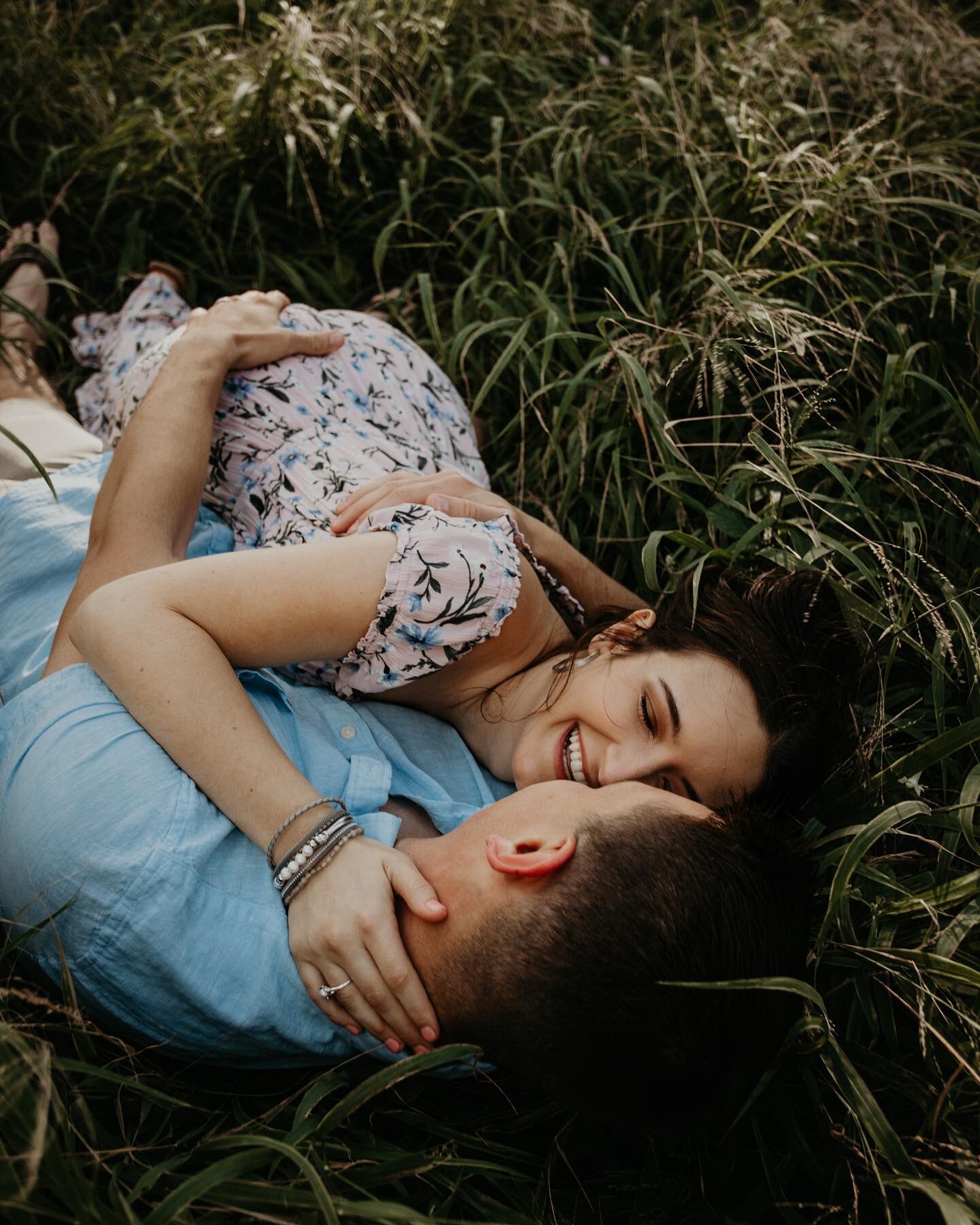 Personally, I think I love overgrown grass more than wheat fields. Especially in the woods! It makes it feels like you&rsquo;re in a far away fairy tale and you half expect a mystical creature to pop out 😂 

.
.
.
.
.
.
.
.
#CouplesSession #CouplesP