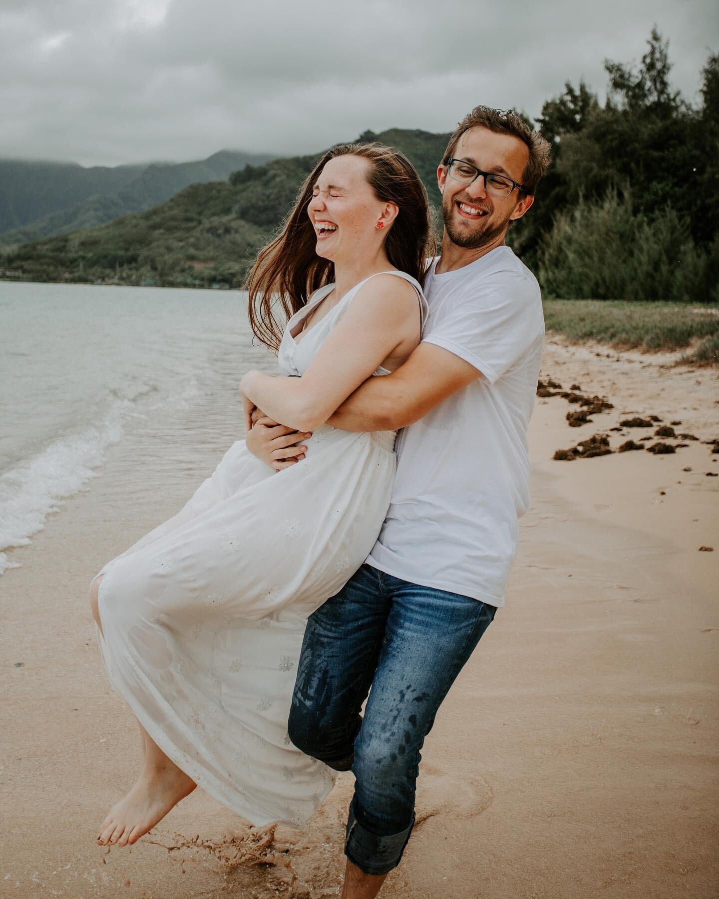 @livingmorephoto took her sister&rsquo;s engagement pictures while she was out visiting them in Hawaii! It looks like they had a ton of fun during their trip! 🤗 

We are looking forward for @livingmorephoto to be visiting NY in the fall soon! 🥳💕🍁