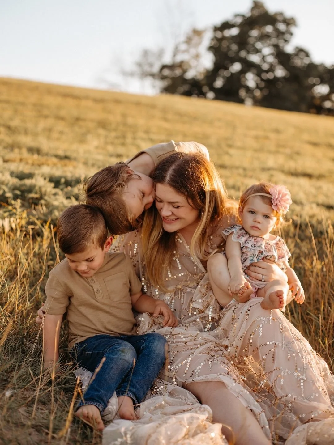 the real family photos happen in between the smiling-at-the-camera shots - embrace the kids climbing all over and being who they are! sweet, chaotic, clingy, it's all part of the process 💛💛💛

#rochesterny #rochesterphotographer #rochesternyphotogr