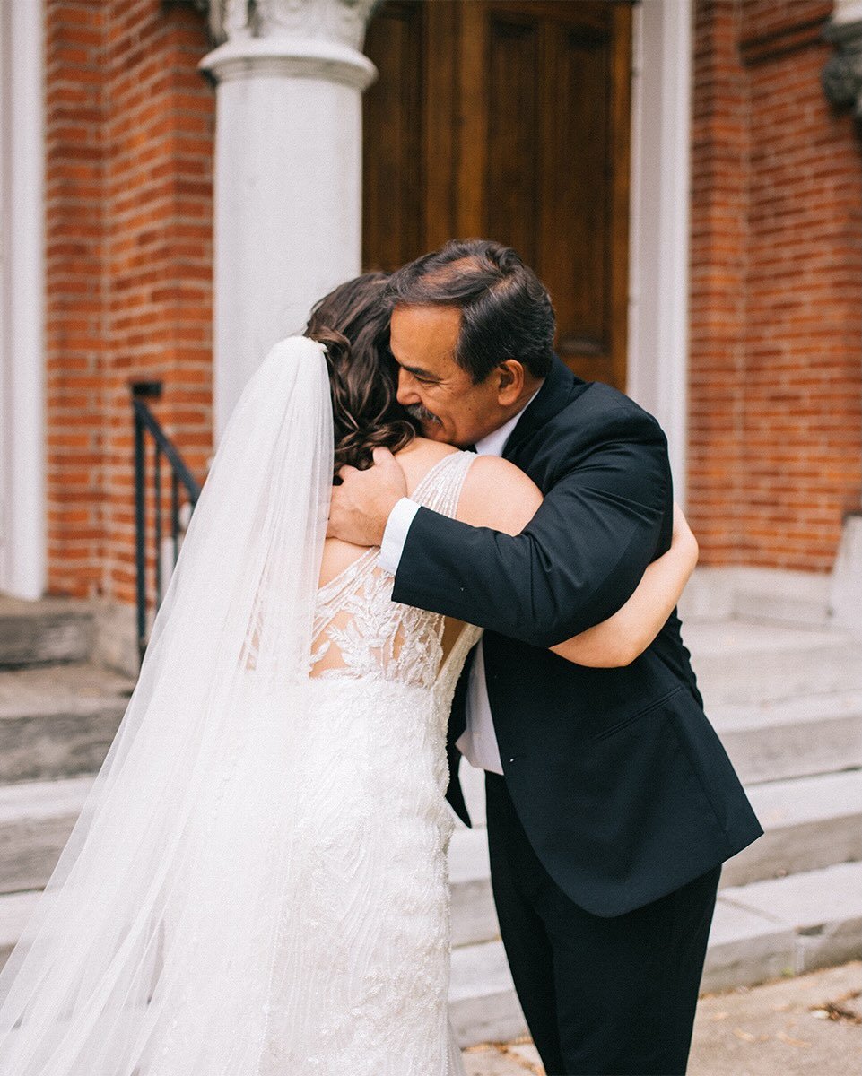 getting to know @hayluk_'s family at her wedding was just a joy 🥹📸 and wasn't their choice of getting ready space so gorgeous on the outside??

@ember_eventmanagement @atelier212co @stellasbridal @ewaperry @encoreevents @onecustomclothier #rocheste