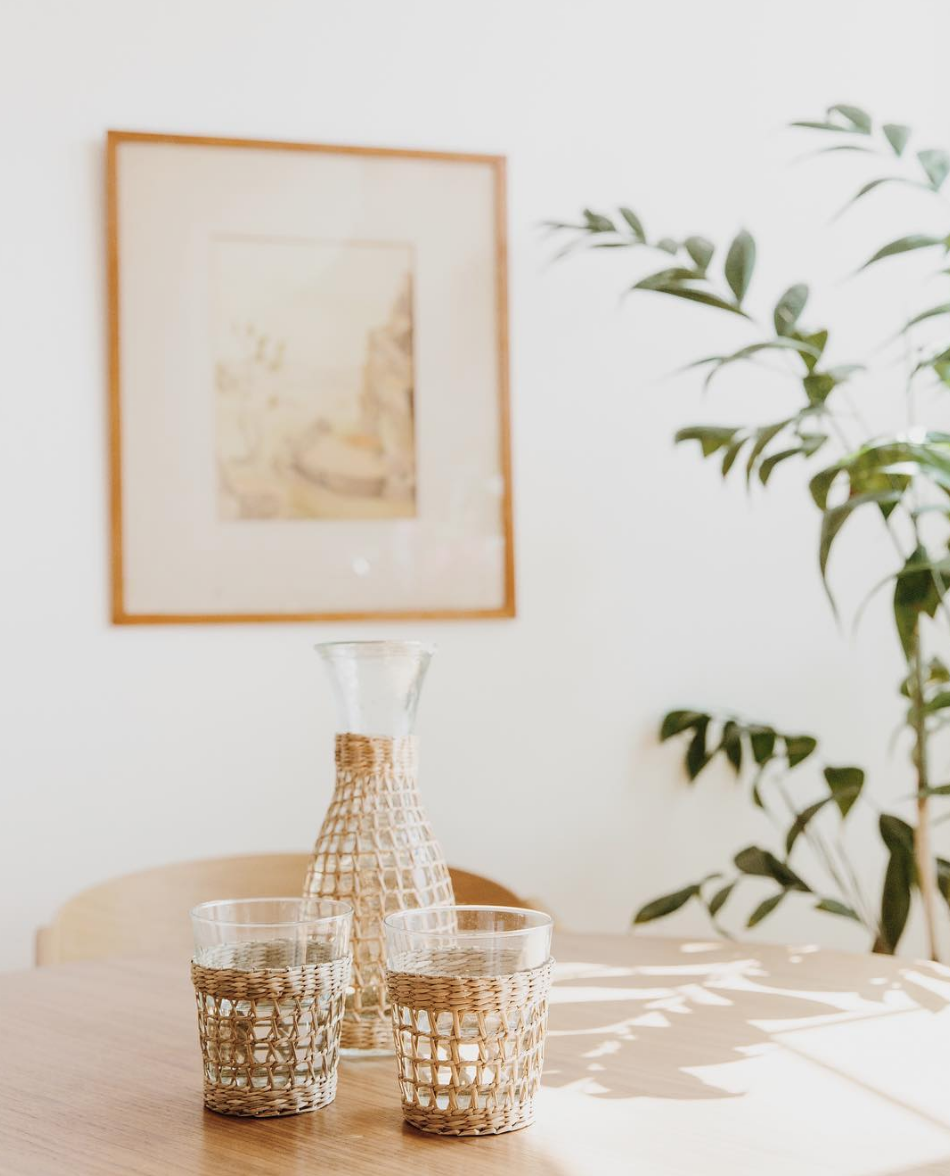 @melburstin styling @jennikayne’s rattan picnic carafe and glasses. Such a great vintage inspired textural element to add to your dining situation.