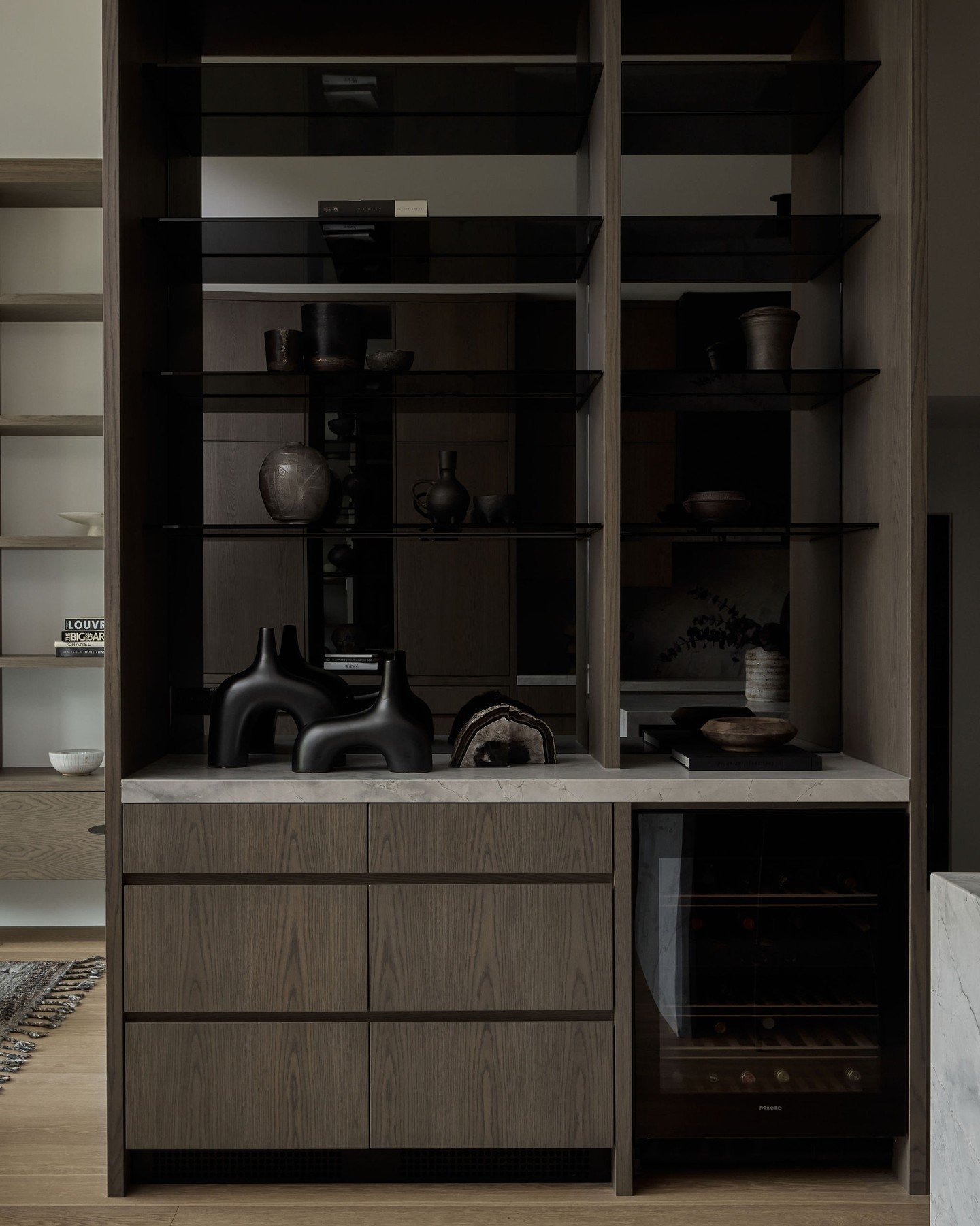 Repost @kimlambertdesign Smoke and mirrors in this moody kitchen bar&hellip;🍸

_
#KimLambertDesign

#kitchenbar #kitchendesigns #familyhome #renovatedhome #contemporarydesign #interiordesignideas #modernhome #smokedglass #mirror #smokedoak #millwork