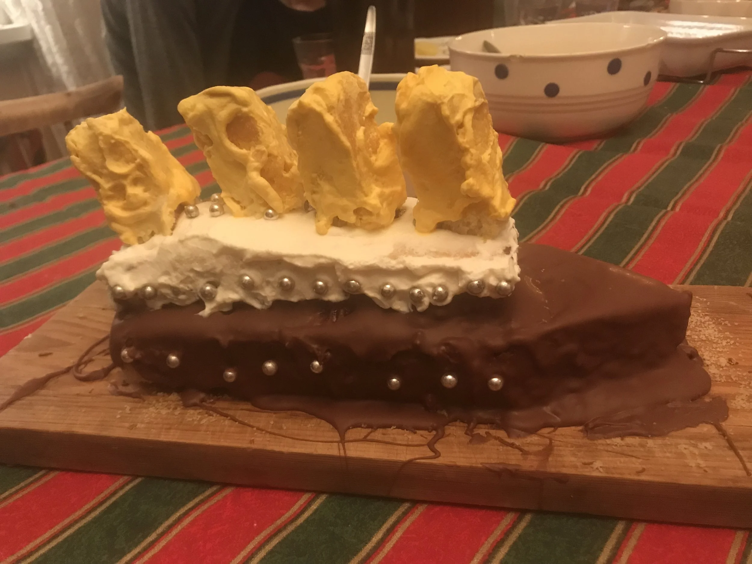 Tårtbygge ihop med farmor