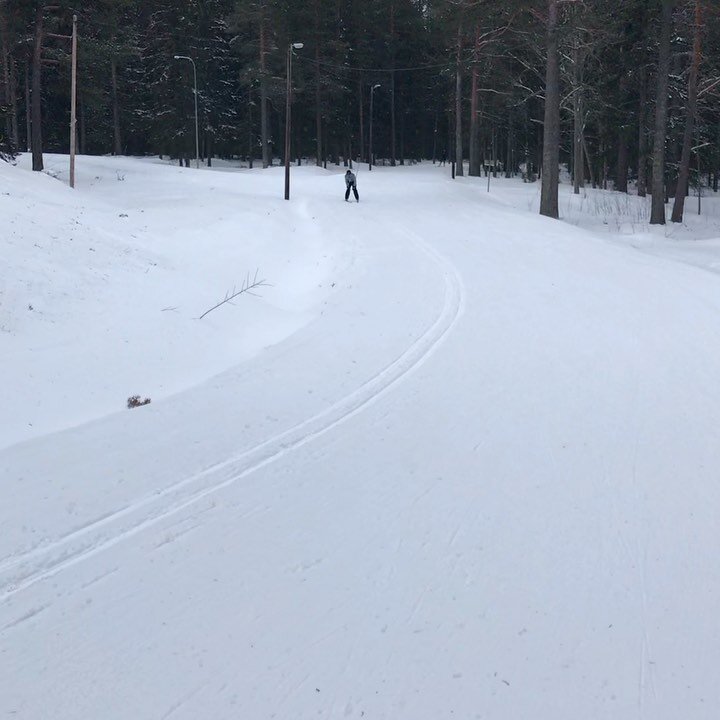 Isande vindar och snö i luften men vad gör väl det?

Jag blev varm i hjärtat av att se all kämpaglöd hos deltagarna i @hejframlingjamtland på skidstadion idag! 
Idel glada miner ❤️

Någon hade aldrig stått på ett par skidor och för de fles