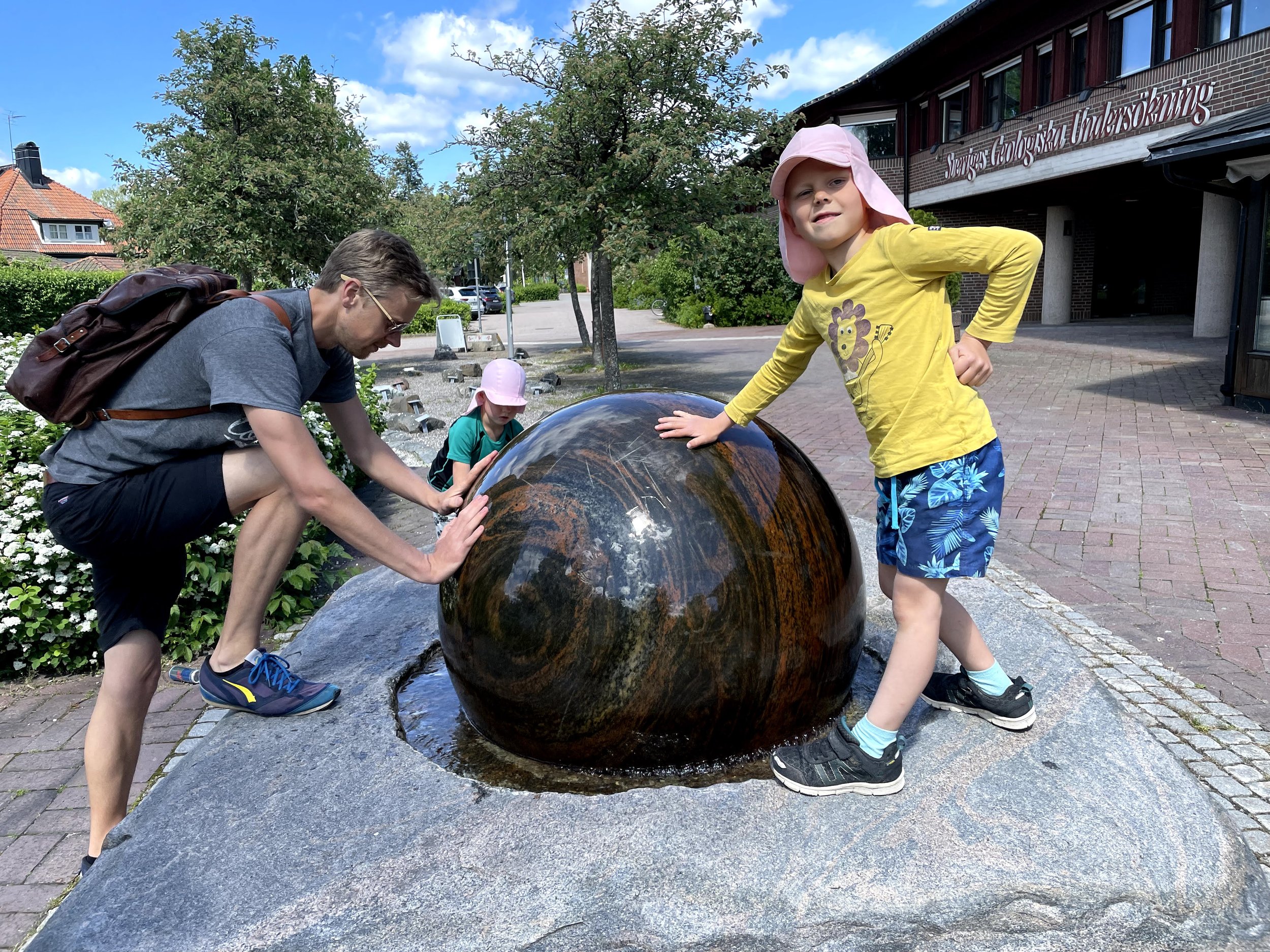 Stenen utanför geocentrum i Uppsala är väldigt fascinerande för både stora och små