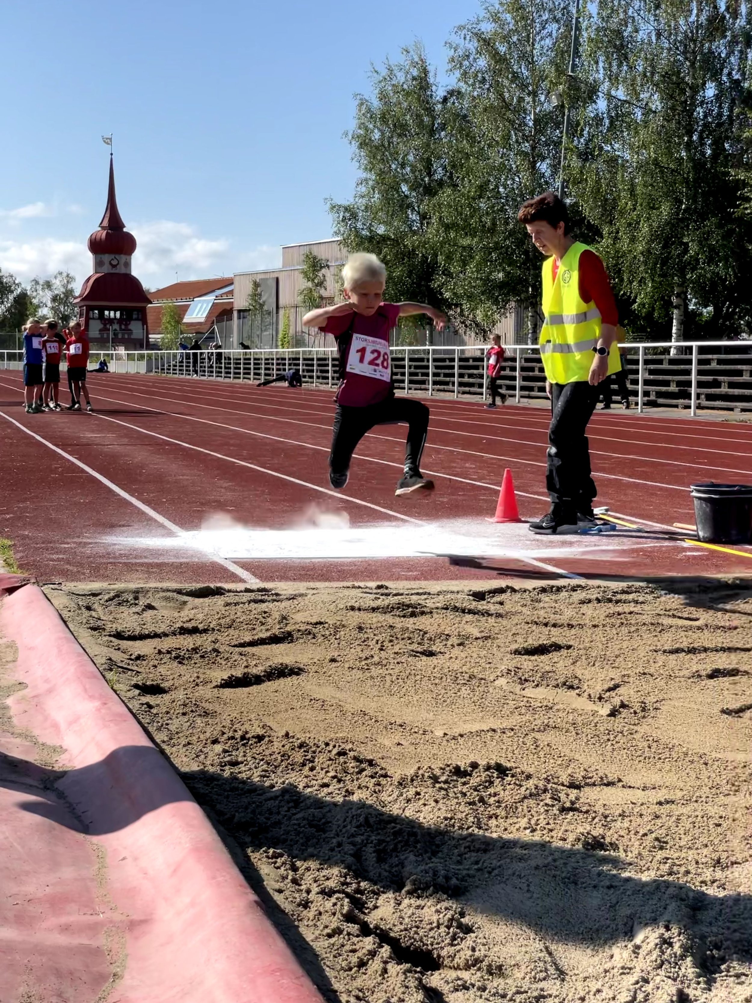 Den här killen slog till med ett längdhopp på 2.5 meter!