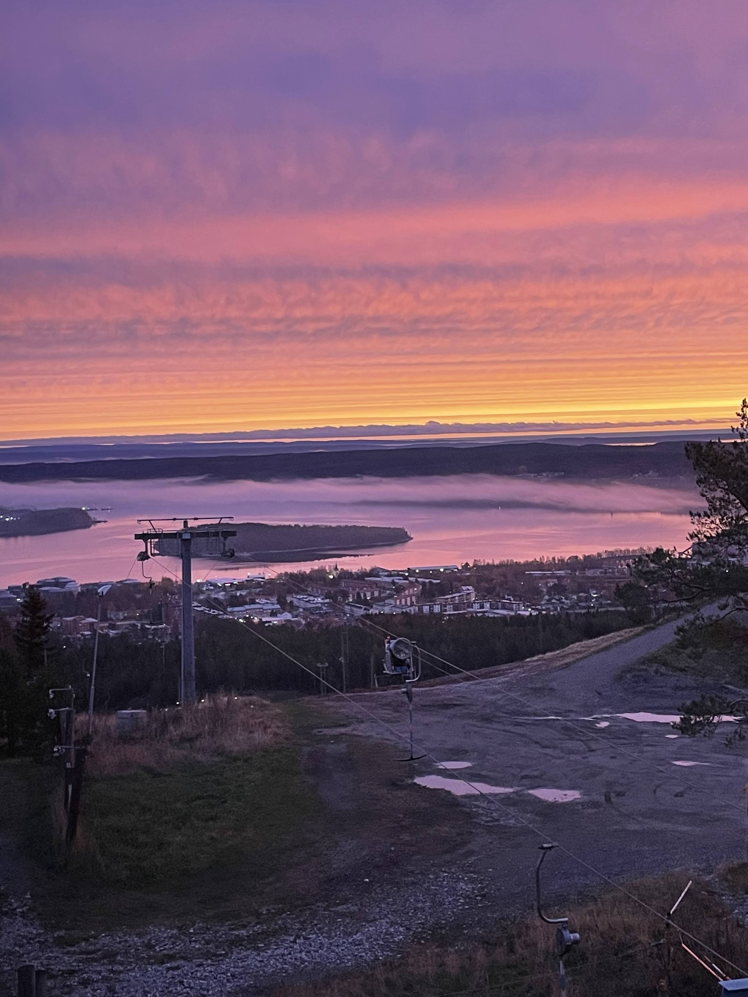 En höst präglad av jobbresor. Här Södra Berget i Sundsvall.