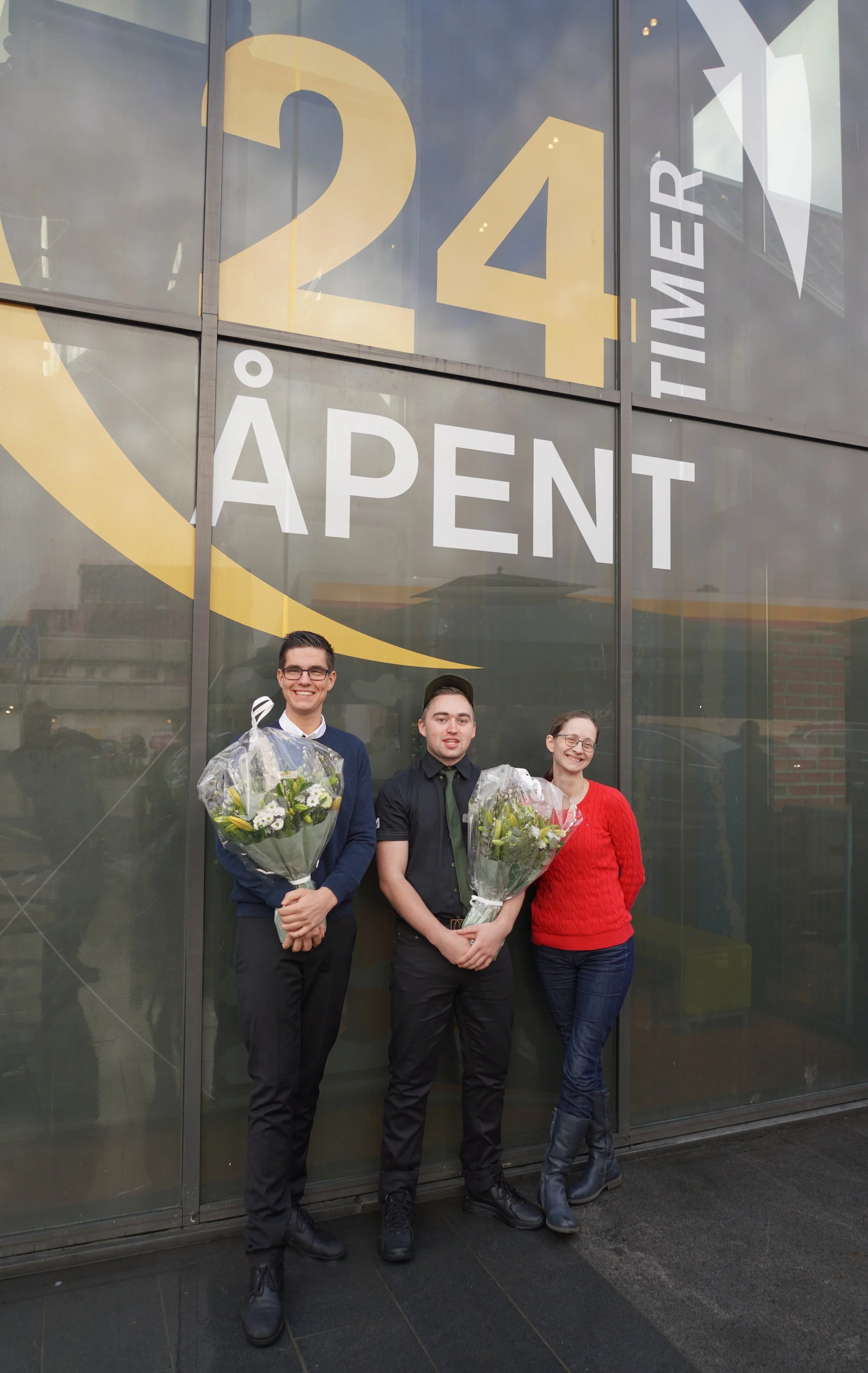 Fra venstre: Marius Kyte Alfheim (daglig leder), William (nyansatt hos McDonald’s) og Idun Bortne (fylkesleder for Venstre). Foto: Jarle Eknes