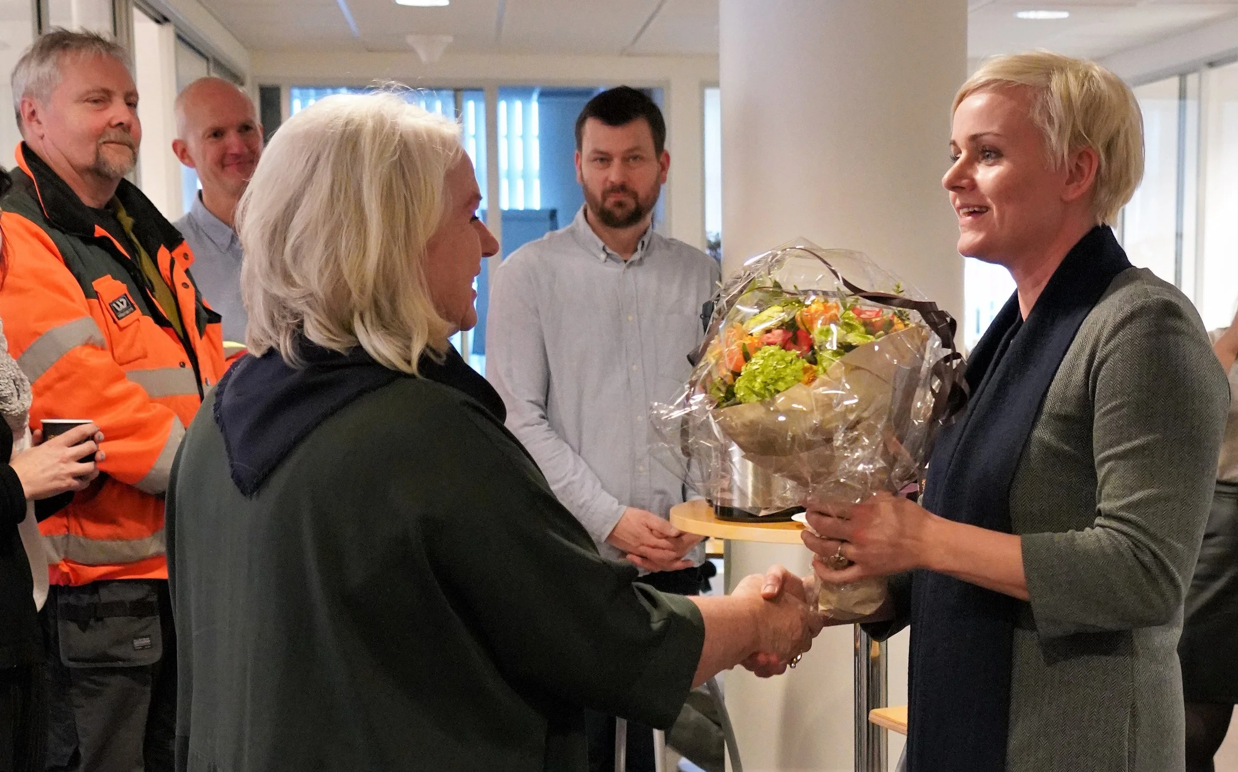 Bildet: HR-sjef Else Ravndal i Avinor mottar velfortjente blomster fra stortingsrepresentant Margret Hagerup (H), som sitter i Arbeids- og sosialkomiteen.