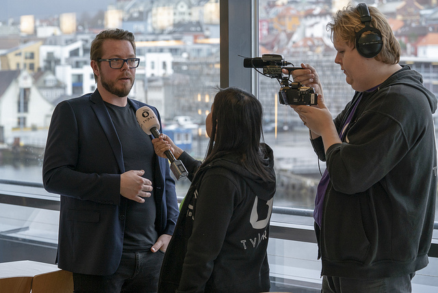 Roger Urhaug blir intervjuet av TV BRAs reporter Isabel, mens Jan-Magne tar seg av filmingen.