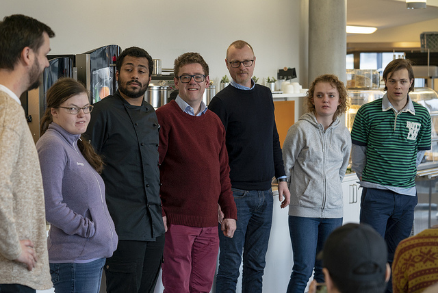 Fra venstre: Sverre, Nora, Marc, Sølve, Andreas, Stine og Ole Vidar. Alle jobber på Toma, bortsett fra jobbspesialistene Sverre Gloppen og Andreas Sveen, som står for den eksterne oppfølgingen til arbeidstaker og arbeidsgiver.