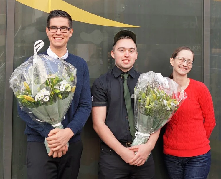 Første ansettelsen i McDonald’s gjennom HELT MED-ordningen. Fra venstre: Marius Kyte Alfheim (daglig leder), William (nyansatt hos McDonald’s) og Idun Bortne (1ste vara på Stortinget for Venstre fra Hordaland. og bystyrepolitiker i Bergen). Foto: Jarle Eknes
