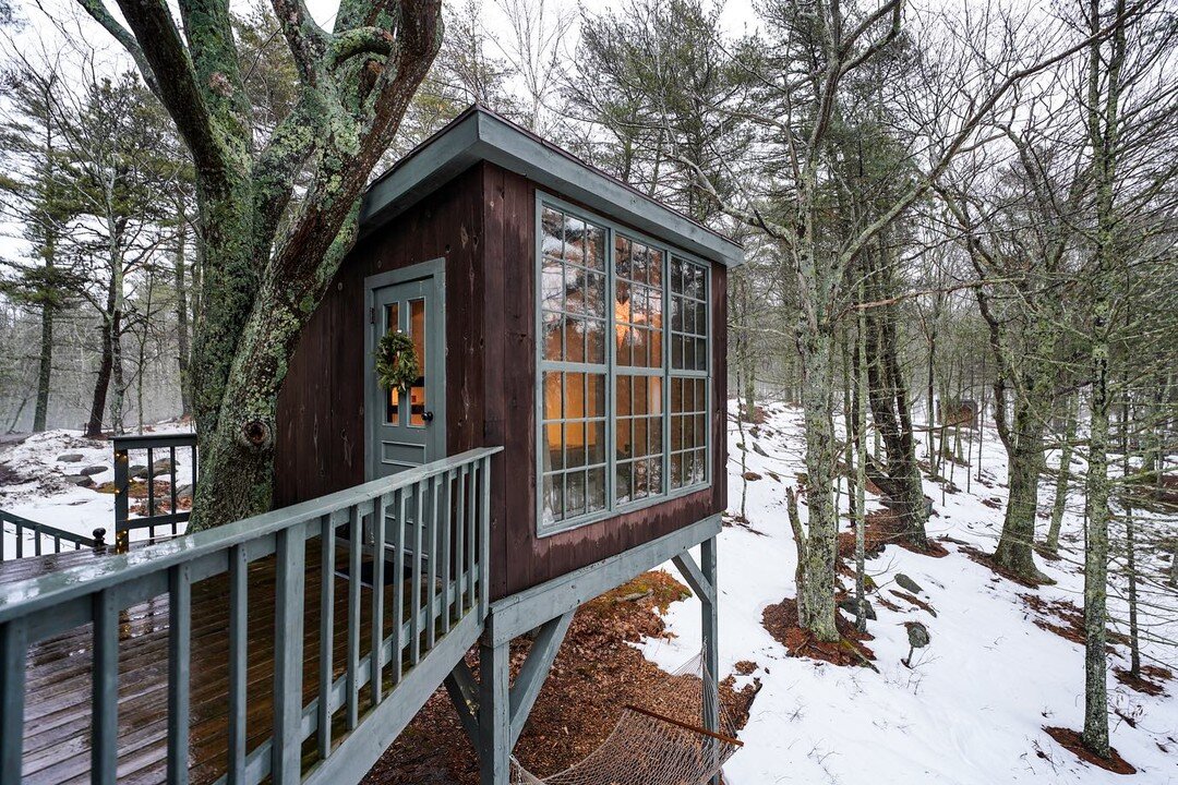 Fulfilled a hefty portion of my childhood dreams with a stay in this cozy tree dwelling. The snow + ice storm that kept us put for two days was an added bonus ❄️🤍
.
. @seguintreedwellings 
.
.
.
.
#maine #visitmaine #cabin #cabinlife #treehouse #cab