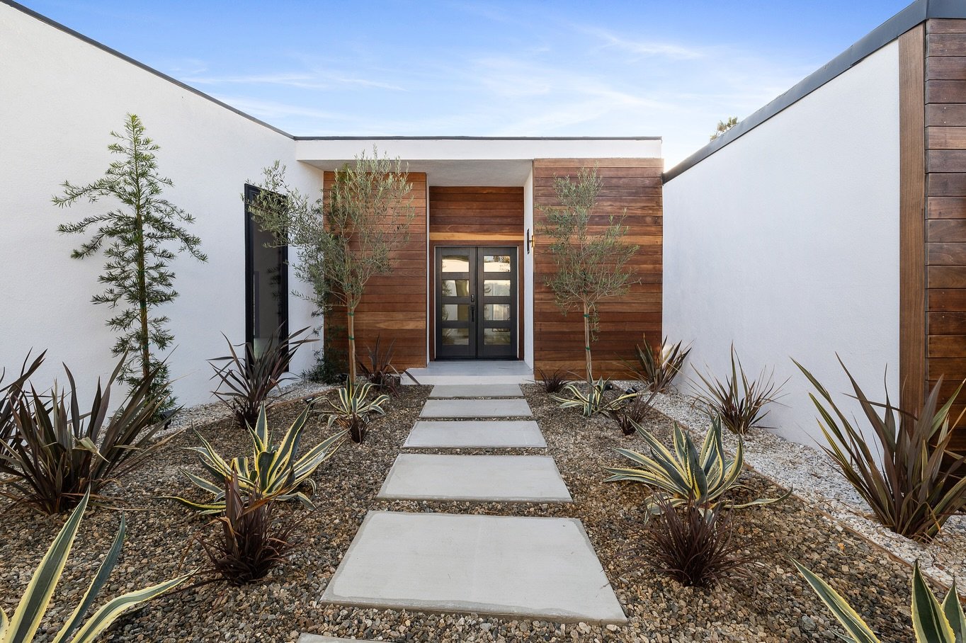 Check out the front yard remodel we did in Los Angeles that just got listed on the market. 🏡

Swipe to see the transformation✨

DM us for details 📄