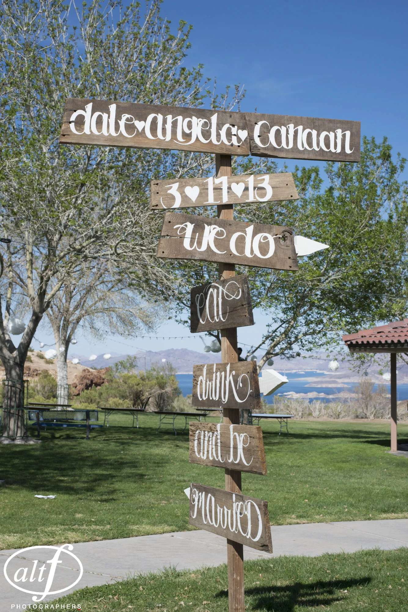 wooden-directional-wedding-sign