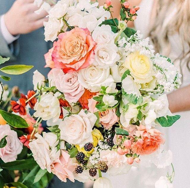 Bright and cheery for Memorial Day Weekend! 
Photo: @kristenjoyphoto 
Floral: @cultivategoods 
Venue: @redrockcountryclubweddings