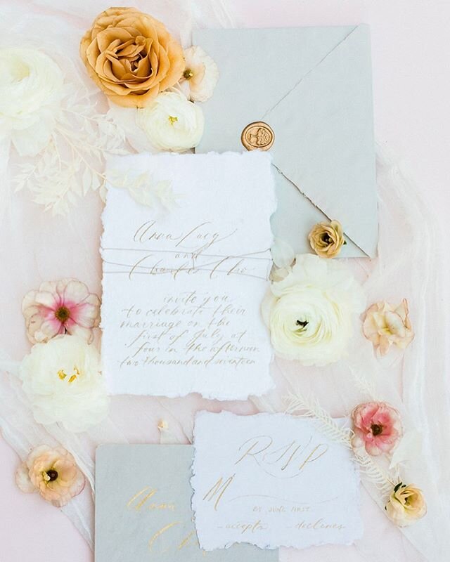 Can&rsquo;t wait for wedding invitations to be hitting guest&rsquo;s mailboxes again!! Photo: @tiffanysangsterphotography 
Floral: @girlluvsflowers