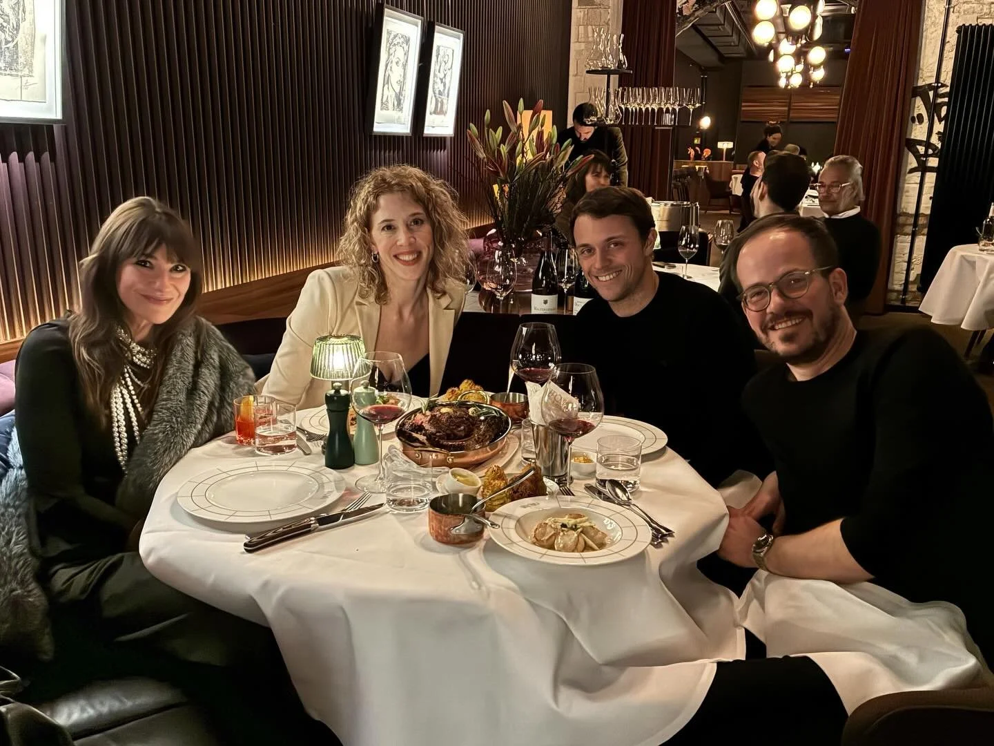 &bull; CRISP WINTER NIGHTS &bull; 

Ode to a perfect  evening &hearts;️ To simple pleasures, good friends, and a beautiful night! 
.
.
.
Personal styling - women&rsquo;s styling - personal stylist - personal shopper - men&rsquo;s styling - image cons