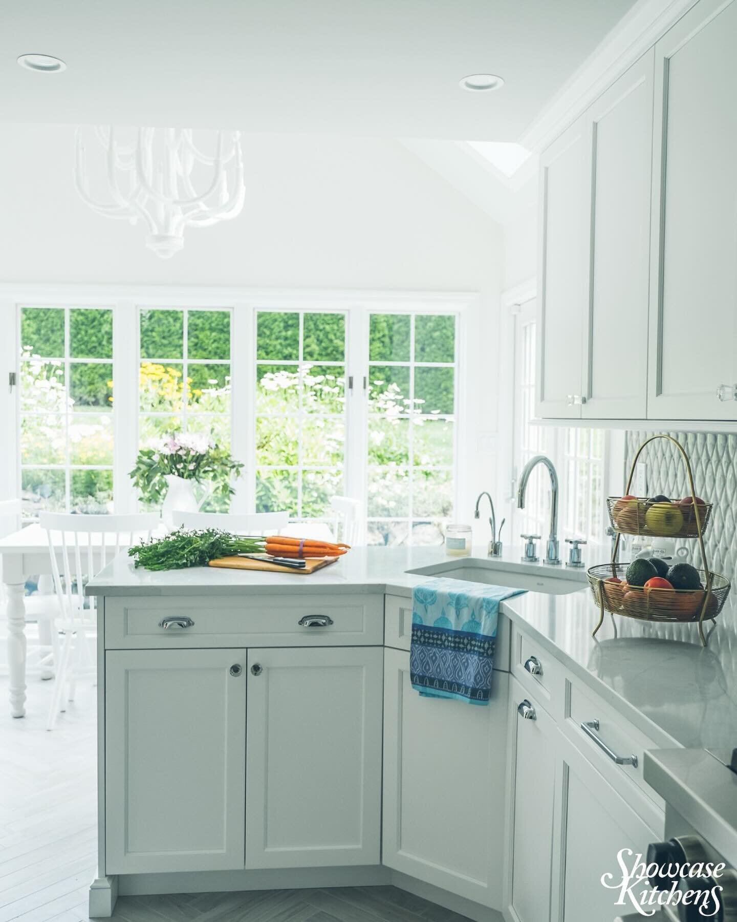 Spring has sprung! 💐 Time for your kitchen to start defrosting for the warm weather! This gorgeous space is reminding us of the beauty that comes with a new season. 

  Kitchen design, John Starck 
Interior design, JNR Designs 
Contractor, Old World