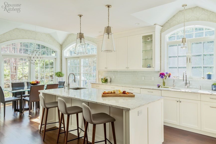 Another kitchen transition that will blow you away! We turned this dark and dated kitchen into a bright and inviting space. 🌟 

Kitchen designer  john_starck_jr  Interior designer Lorifleishackerdesigns  Contractor  gentile_custom_builders  Photos #