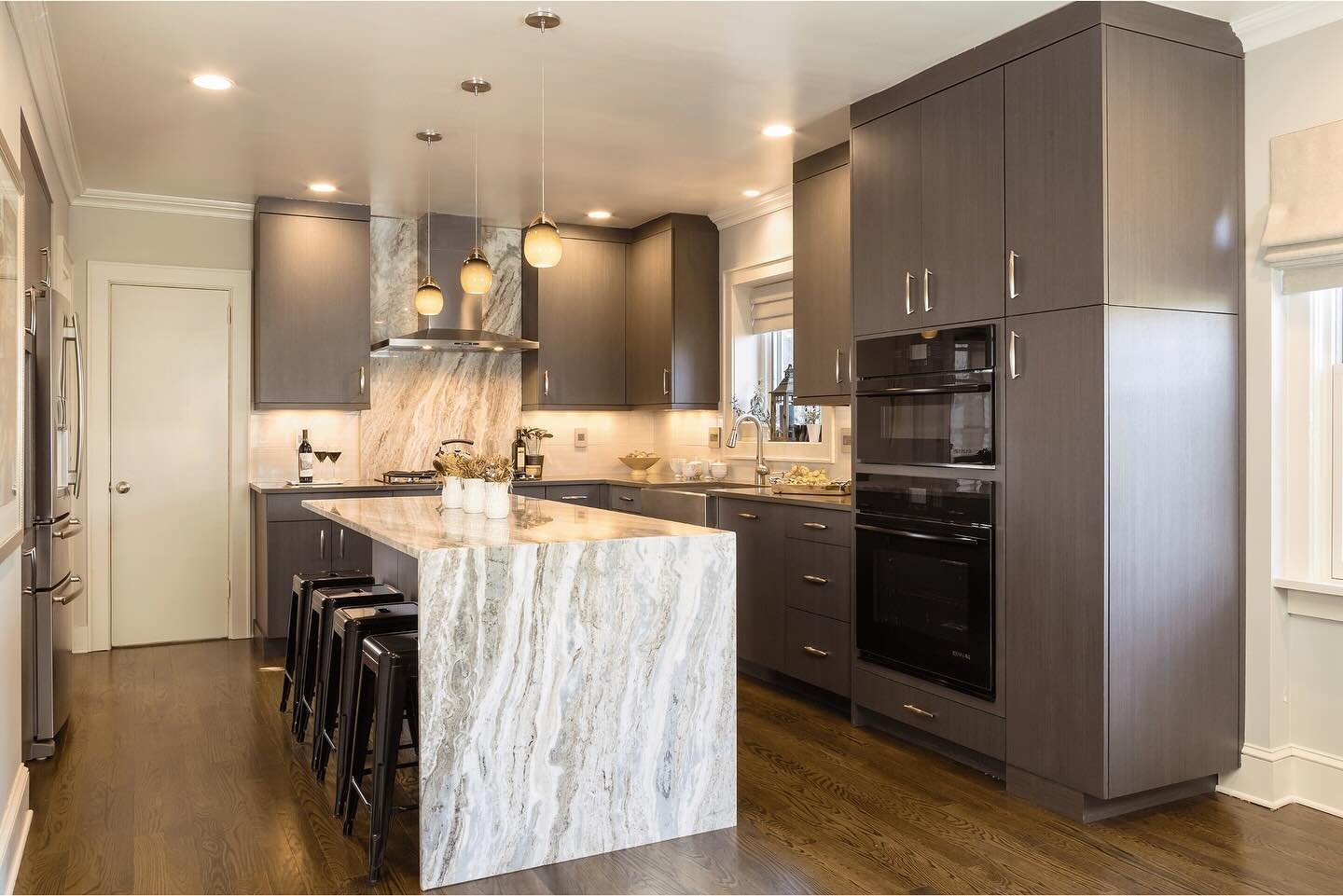 With rich nodes of brown, this kitchen is the perfect place to cozy up with your morning coffee. ☕️

Kitchen Designer, John Starck
Contractor, Cedar Construction
Photos, Creepwalk Media

#ShowcaseKitchens #Longislandkitchens #manhasset #kitcheninspo 