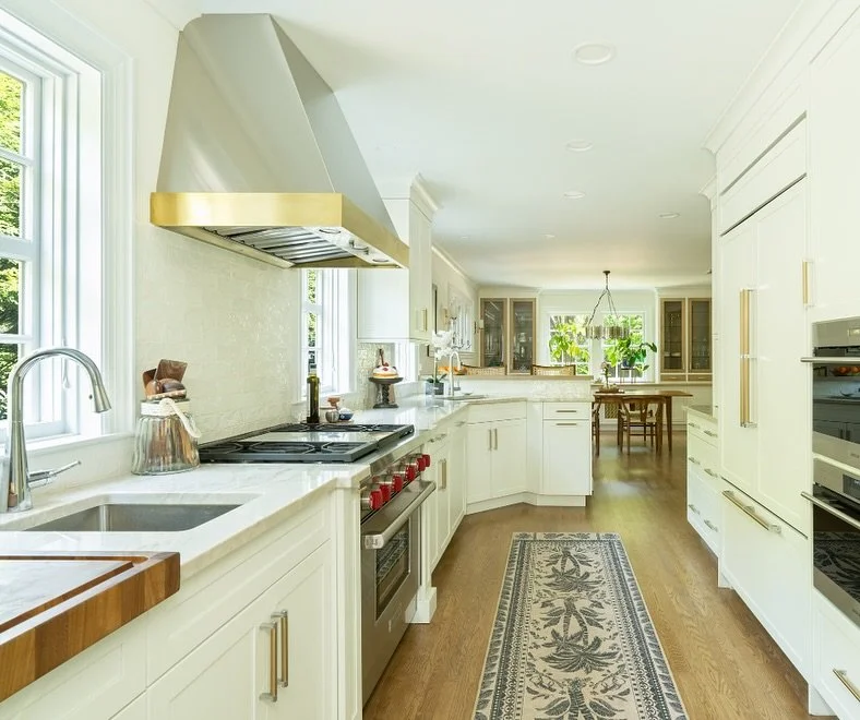 Timeless design, filled with light. From the warm wood floors to the golden accents, every detail creates a space that feels both elegant and inviting.
Kitchen Designer @john_starck_jr 
Architect #alancooper 
Contractor @mitco_associates 
📸 @timcre