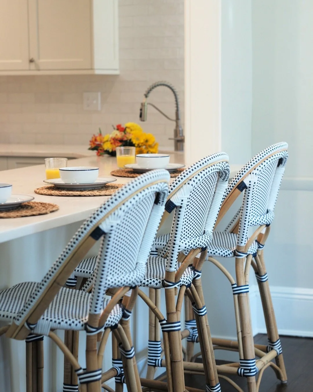 It’s the little things that make a kitchen feel like home. Whether it’s the charm of French bistro stools, a warm breakfast nook, or floral flair by the sink, every corner tells a story 💐