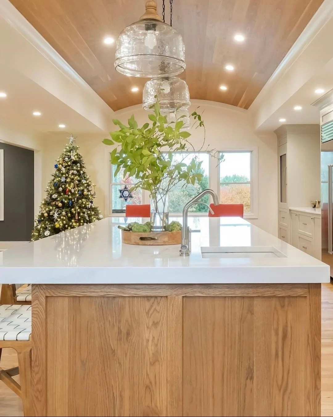 The quiet warmth of the wood ceiling, the countertop cleared for baking: it all comes together to make the space feel alive. ✨

Happy Holidays From Showcase Kitchens☃️