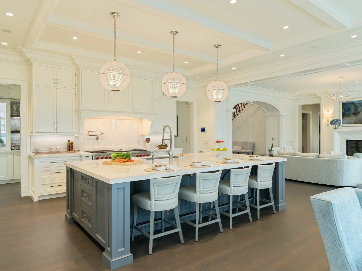 A kitchen designed to bring people together. Open, balanced, and easy to move through, with space to cook, gather, and linger a little longer than planned.

@john_starck_jr 
@dmr_development 
@amidesigns (Carmela Posillico ID)
#kennethdietrich
#KDTCo