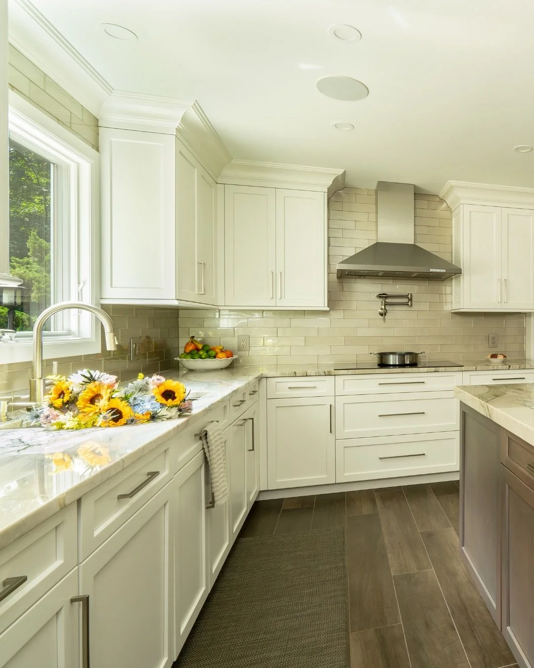 April in the kitchen looks like this.

Fresh flowers on the counter, and a space that works exactly as it should. 🌷🐣