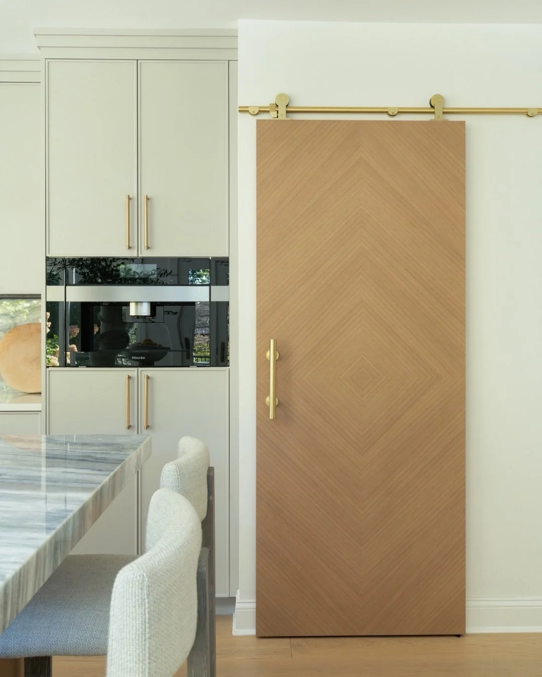 Custom details that add a little extra to the kitchen.

Drink storage, pantry design, and everything in between, built to work exactly how you need it to.