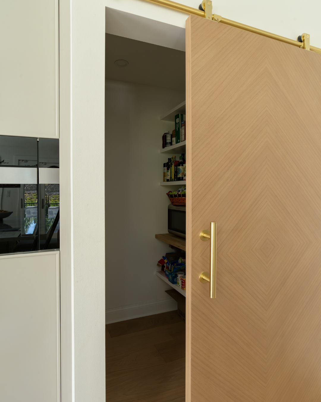 The Kitchen That Works Smarter: Smart Storage Solutions for a Cleaner, More Functional Space