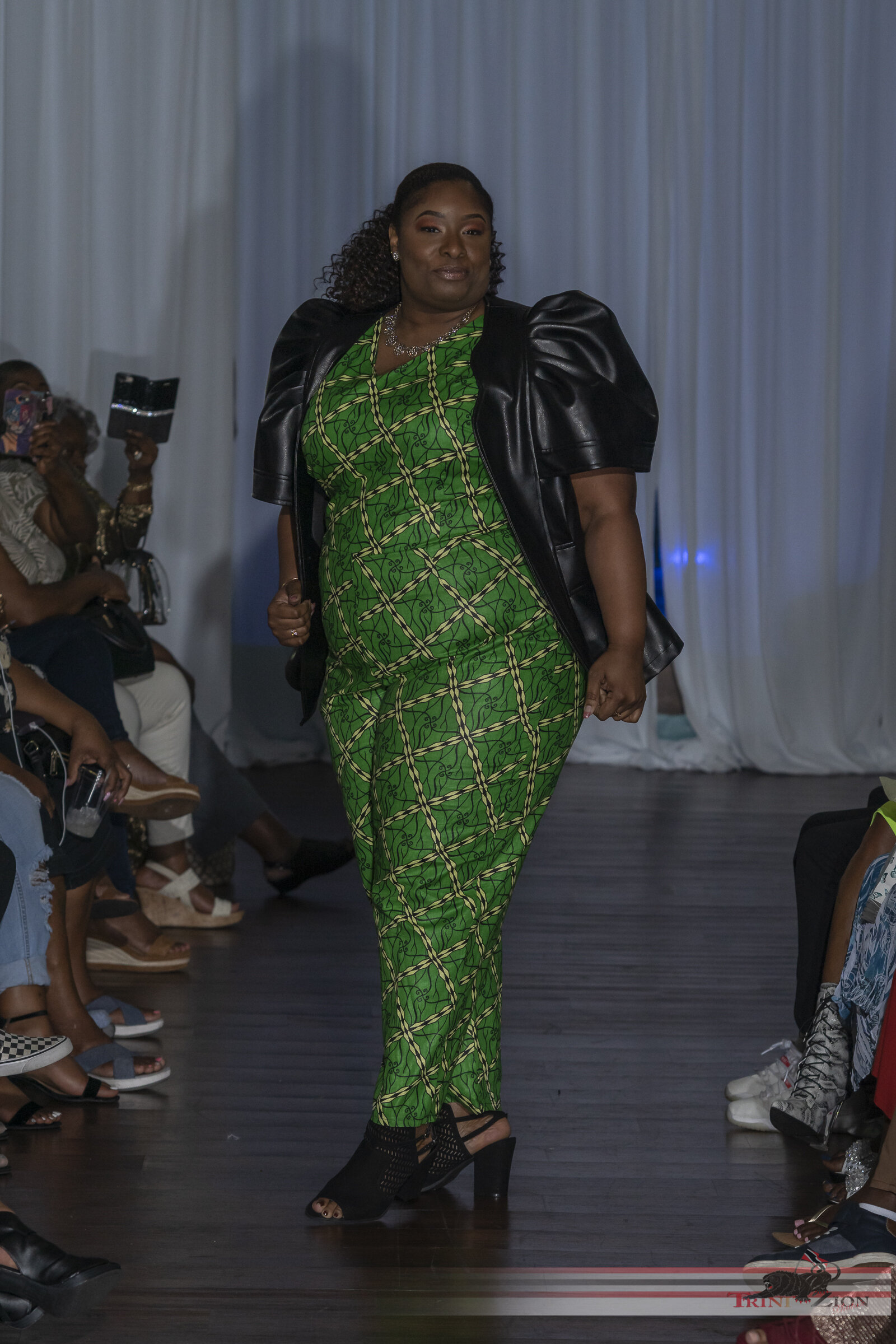 ExquisiteFashionShow2019-1743.jpg