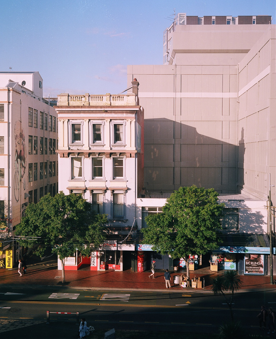 33970010-2.jpg