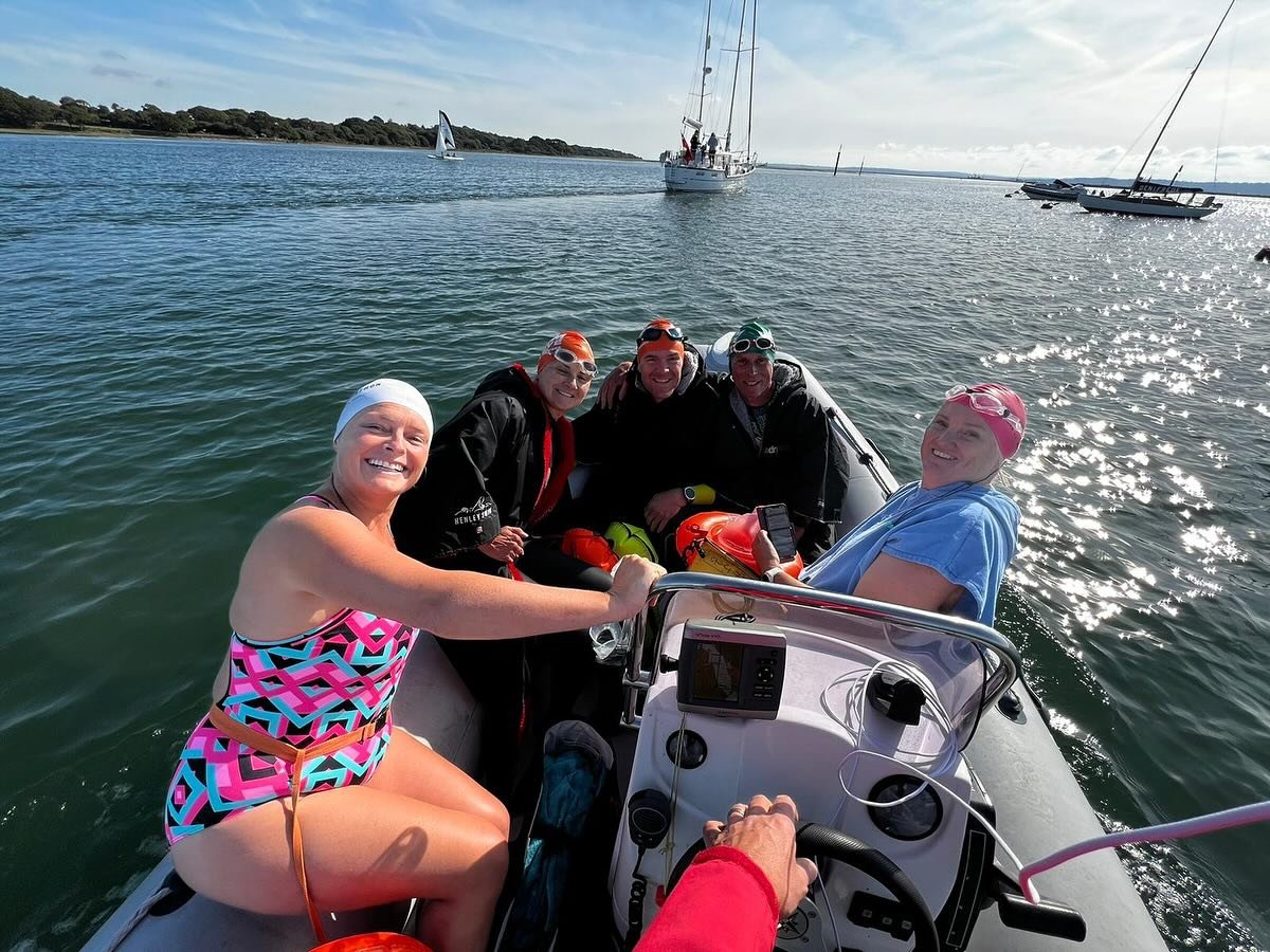Lastminute.com decision to swim across the #solent for lunch @thehutcolwell was totally AMAZING. 🤩 ☀️🌊🐟

5 swimmers👙, 2 kayakers 🚣and 1 captain 🧑&zwj;✈️ on board the RIB meant we made it across safely, just about avoiding The Needles 🪨‼️ 6 km 