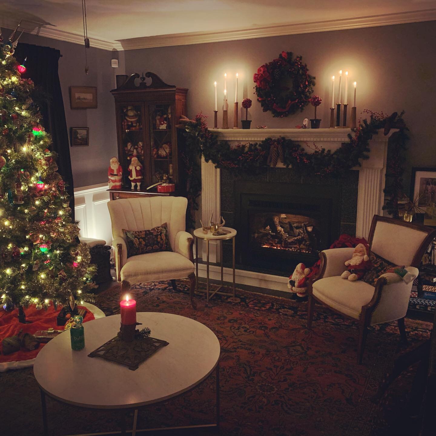 Last year I surprised @bill_stockbridge and put up all our #christmasdecor In one year it is fun to see how we have settled into our little home in #shawneeondelaware #poconos #poconoschristmas #collecting #christmastree #antiquechristmas #vintage #v