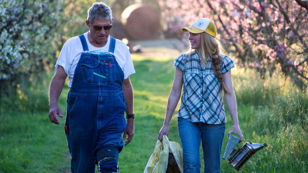 al-and-sarah-walking.jpg.wrend.1280.720.jpeg