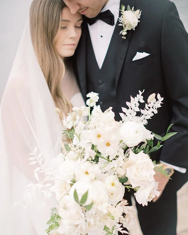 Completely in love with the bleach dried florals in this gorgeous boutique. @foreverwildfield always does such an incredible job!!