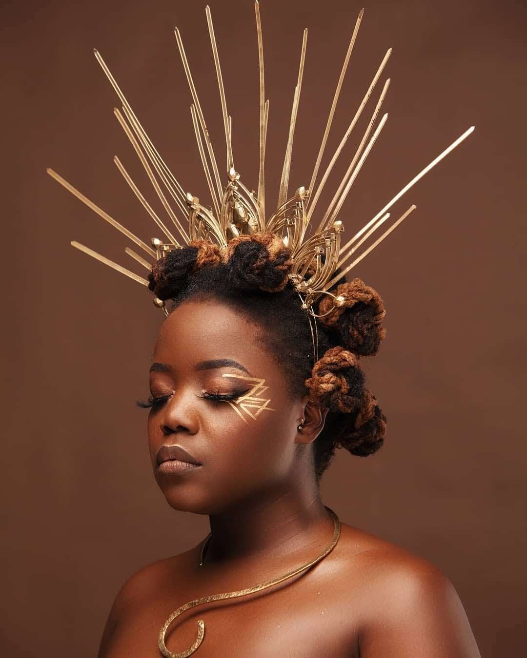  Project by&nbsp; @mrembo_ni_mimi  Crowns and Make up&nbsp; @crowned_by_mokeira &nbsp; @mokeira_oyaro  Photography&nbsp; @aggreyojiambo  Neckpiece&nbsp; @erkenchoanklecrafts  Model&nbsp; @anitamoochi  