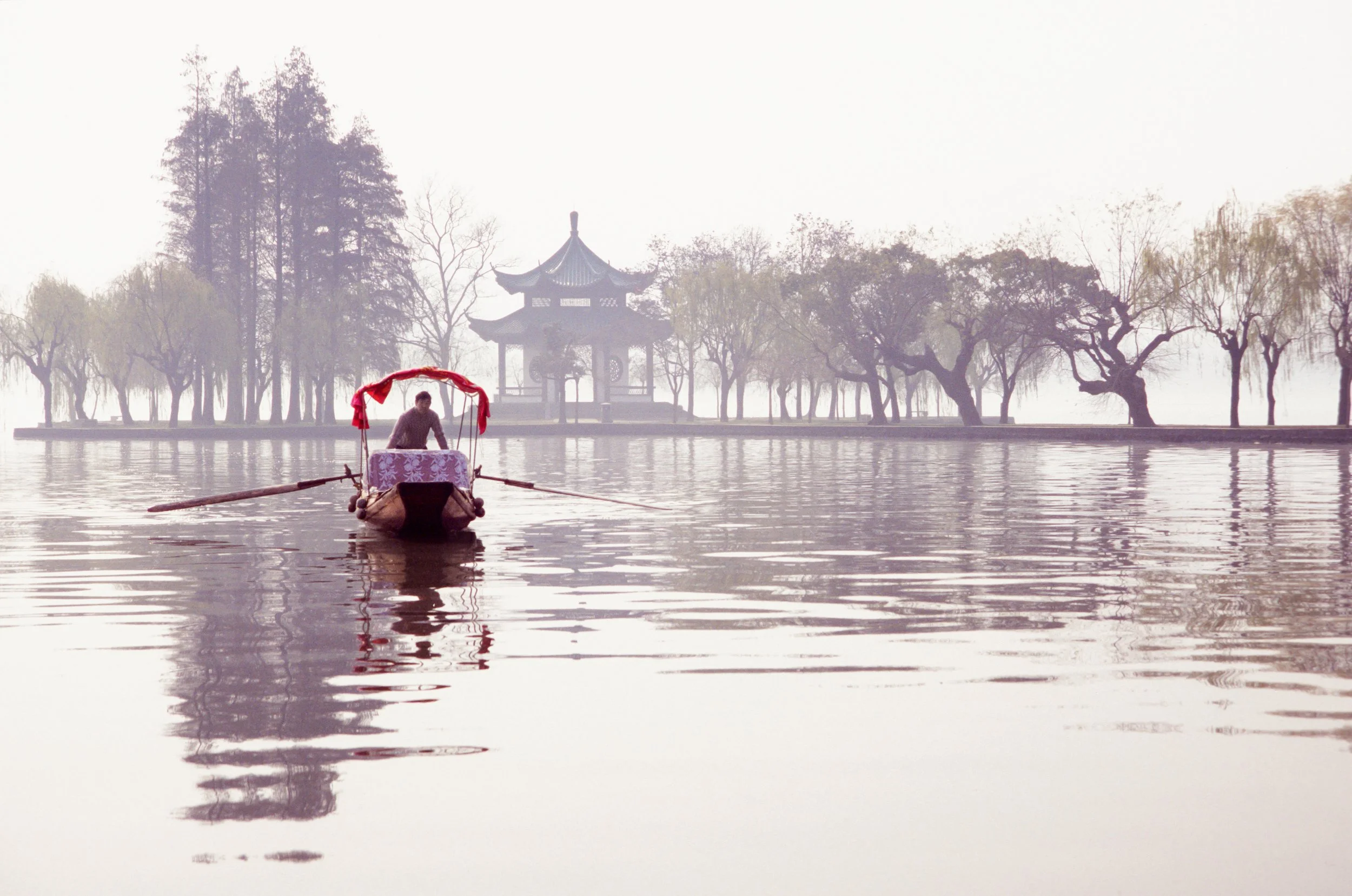 Wuhan East Lake Mist.jpg