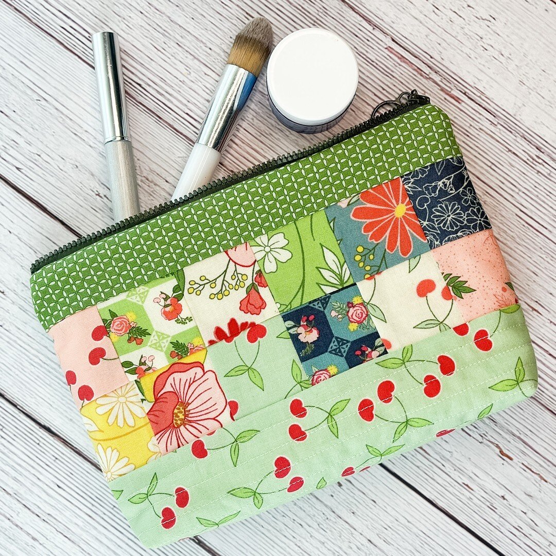 This cosmetic bag was such a fast and easy project AND I conquered my fear of sewing zippers. Only one sewing needle was harmed in the creation of this bag. 😂 ​​​​​​​​
​​​​​​​​
​​​​​​​​
​​​​​​​​
​​​​​​​​
 #rileyblakedesigns #rileyblake #iloverileybl