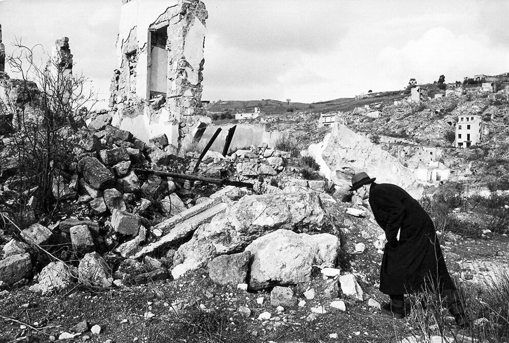  Joseph Beuys visita le rovine di Gibellina Vecchia, 1981, fotografia di Mimmo Jodice   
