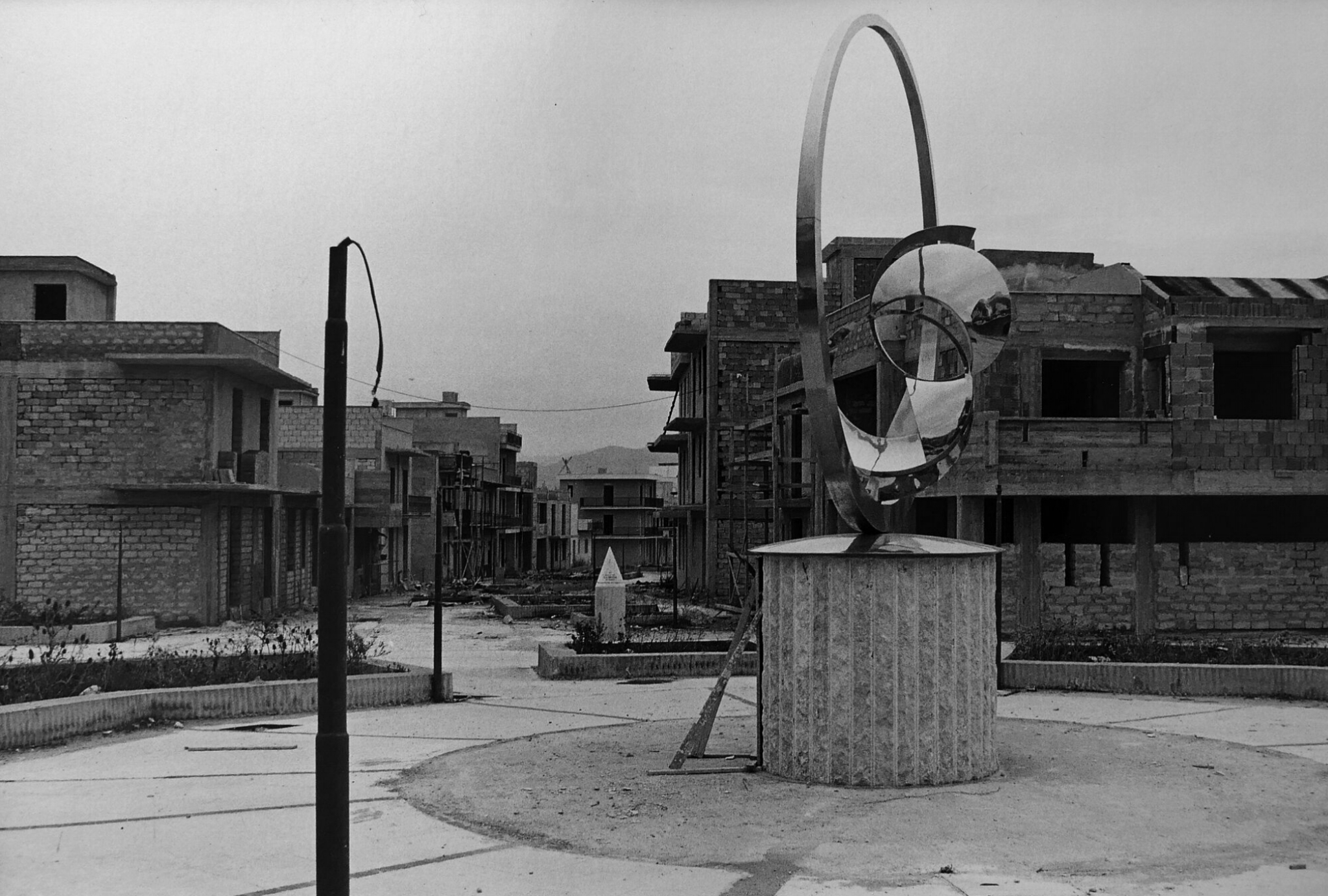  Gibellina Nuova in costruzione, in primo piano&nbsp;“Spatial Rhythms”, realizzata da Carmelo Cappello, 1979,&nbsp;fotografia di Mimmo Jodice   