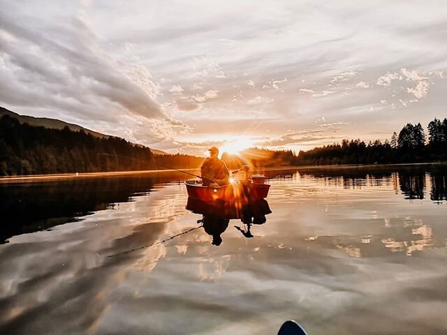 Beauty night 
#kayaklife #kayaklove #fortheloveofkayaking #westwoodlake #nanaimobccanada #naturalightphotographer #naturalbeauty #sunsetlight