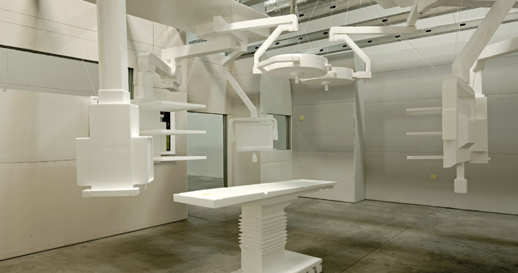 Low-fidelity mock-up of patient rooms or other clinical areas can be achieved using simple tools like cardboard or styrofoam. © CannonDesign 2016.