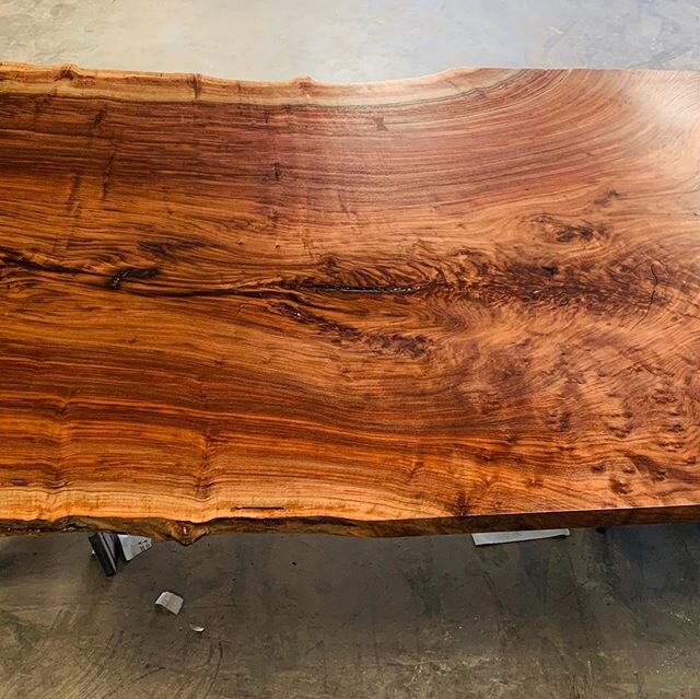 Working on this beautiful walnut slab 🙌🏻