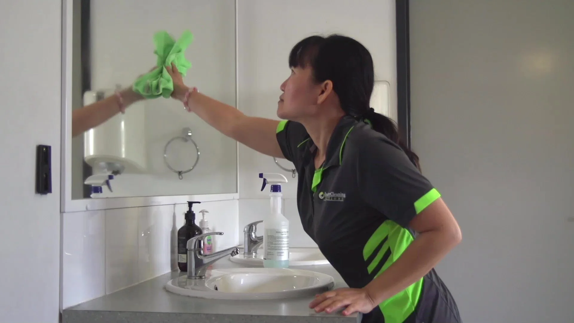 Jeans wiping mirror_Moment.jpg