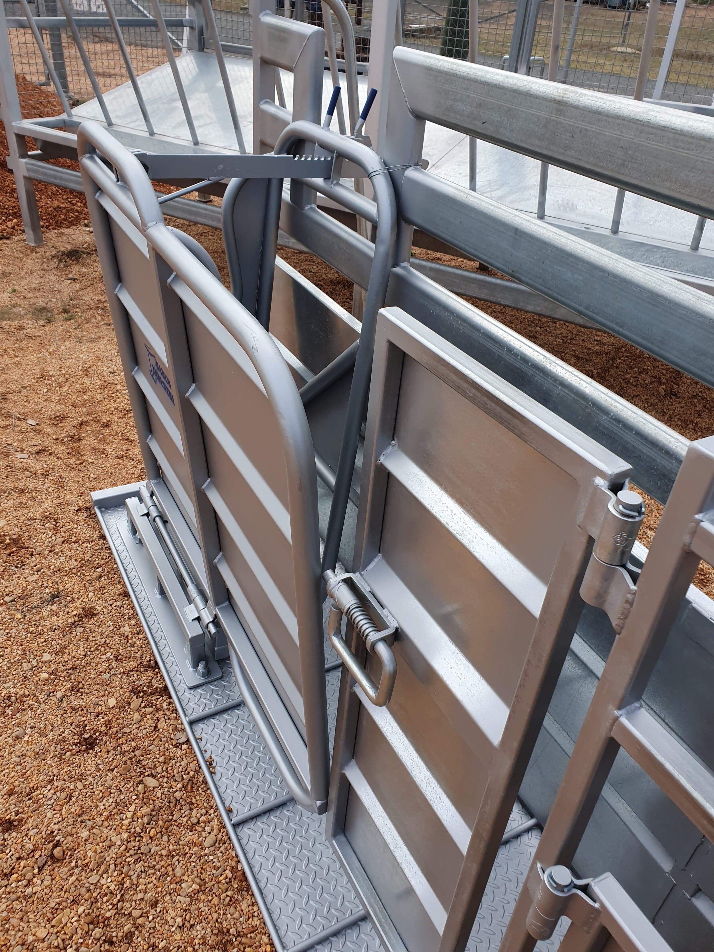 Calf race and Cradle — Barco Industrial